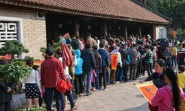 Tiết trời nắng như mùa hè, hàng người xin chữ vẫn kiên nhẫn xếp hàng chờ đến lượt.