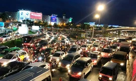 Cửa ngõ Tân Sơn Nhất lại kẹt cứng sau cơn mưa chiều