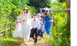 Chú rể Văn Hợp đi đón cô dâu Thu Trang trong ngày cưới 6/10. Ảnh: Đinh Thịnh.