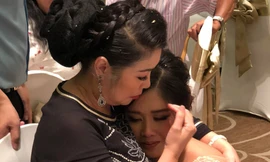 Con gái NSND Hồng Vân ôm lấy mẹ khóc nức nở trong lễ cưới.