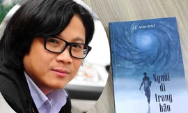 Nhà báo Lê Anh Đạt và bìa cuốn sách "Người đi trong bão".