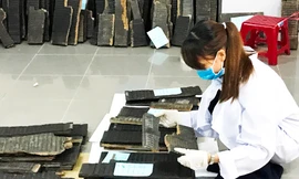 Tìm cách phục hồi những tấm mộc bản bị hư hỏng.