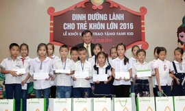 Ông Ngô Văn Tụ, Giám đốc Quỹ khuyến học Sữa đậu nành Việt Nam – Giám đốc điều hành Vinasoy trao tặng những suất học bổng cho các em học sinh tỉnh Bắc Giang.