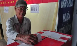 Cử tri ở phường Bùi Hữu nghĩa (Bình Thủy) đi bầu cử. Ảnh: Hòa Hội.