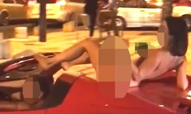 Sự việc cô gái khỏa thân trên xe khiến cộng đồng mạng "dậy sóng". 