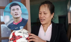 Mẹ thủ môn Bùi Tiến Dũng chia sẻ về khả năng con trai yêu người nổi tiếng.