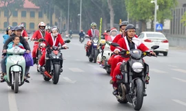 Ông già Noel' cưỡi môtô tiền tỷ đi tặng quà cho bệnh nhi