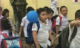 Biểu cảm ‘khó đỡ’ của Bi béo- con trai Xuân Bắc khi đi khai giảng