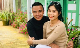 Đăng ảnh tình tứ, MC Hoàng Linh lại 'nhiễu sóng' facebook