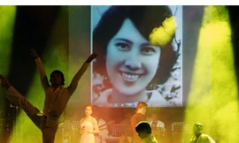 Hình ảnh người vợ quá cố của nhạc sĩ Thanh Tùng xuất hiện trên sân khấu. Ảnh: Gia đình & Xã hội.