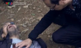 Khi Thế Chột vung dao định đâm Phan Quân thì Lê Thành lập tức phản đòn.