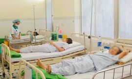 Sau khi ăn bữa tối tại nhà hàng N&M, 45 du khách Lào phải cấp cứu do ngộ độc. 