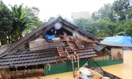 Lũ chưa rút, hàng ngàn dân leo nóc nhà chờ tiếp tế