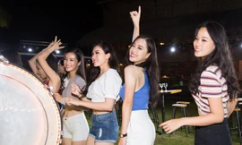 Thí sinh Hoa hậu Việt Nam 'quẩy' tưng bừng tại biển đêm Đà Nẵng