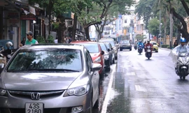 Xe ô tô đậu hàng dài trên đường Trần Phú, quận Hải Châu (Đà Nẵng)