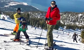 Hoa hậu Việt Nam 1992 cùng hai con trai - cậu anh Vương Khang (áo vàng) và cậu em Vương Khôi (áo xanh) - tranh thủ dịp nghỉ lễ để đến thăm khu nghỉ dưỡng, trượt tuyết nổi tiếng. 