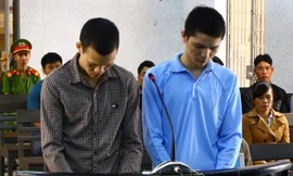 Hai bị cáo Thực và Phóng đứng trước vành meng ngựa.