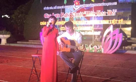 MC Thảo Vân xúc động trình bày ca khúc “Vết chân tròn trên cát” *ảnh: D. Chiến