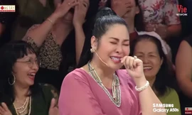 NSND Hồng Vân ngại ngùng khi bị nghệ sĩ Minh Nhí tố "chơi xấu" trên sóng truyền hình. 