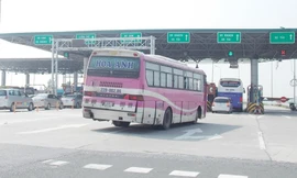 Do chồng chéo và xảy ra nhiều vụ ùn tắc, TNGT nên Tổng Cty VEC đề xuất bỏ trạm thu phí Đại Xuyên. Ảnh: T.Đảng.