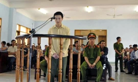 Bị cáo Đản trước vành móng ngựa.