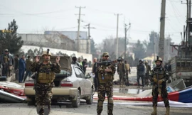 Lực lượng an ninh Afghanistan điều tra tại hiện trường một vụ đánh bom liều chết ở Kabul. (Nguồn: AFP/TTXVN)