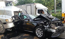 Chiếc ô tô bị tông biến dạng.