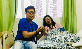 Đạo diễn Thanh Hiệp vào thăm NSND Kim Cương ở bệnh viện. 