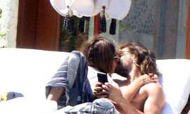 Bà mẹ bốn con và "phi công trẻ" hôn nhau say đắm, quấn quýt không rời