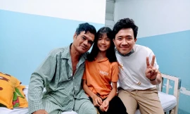 Danh hài Trấn Thành tới thăm và ủng hộ nghệ sĩ Mai Trần 20 triệu đồng. 