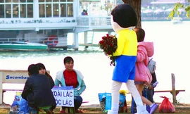 Mang hoa đến tặng người bán hàng rong.