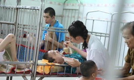 Thí sinh Miss World Việt Nam để mặt mộc, xúc từng muỗng cơm cho người khuyết tật