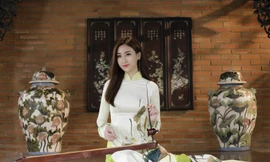 Chơi đàn bầu là tiết mục dự thi tìa năng tại Miss World 2017 của Hoa hậu Mỹ Linh.