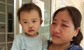 Bé gái thoát chết trong vụ sập nhà. Ảnh H.T