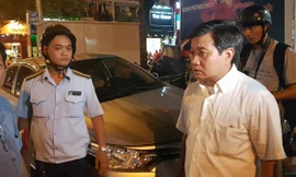 Phó chủ tịch Đoàn Ngọc Hải bất ngờ dẫn đầu đoàn kiểm tra xuống đường lập lại trật tự lòng lề đường. 