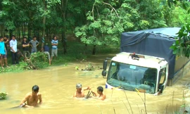 Chiếc xe tải bị nạn đang được trục vớt.