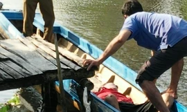 Vớt thi thể nạn nhân