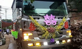 Một trong những xe tải tham gia chở người trong đám hỏi ở Yên Lạc. 