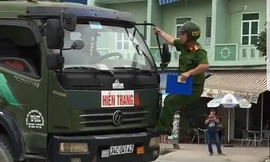 Tài xế vẫn điều khiển cho xe chạy mặc dù cảnh sát đang đu bám trước mũi xe (ảnh cắt từ clip)