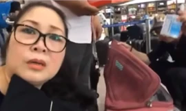 NSND Hồng Vân và ca sĩ Leon Vũ cùng mở vali của nghệ sĩ Anh Vũ. 