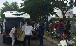 Đưa thi thể nạn nhân về nhà xác.