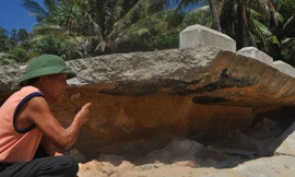 Tuyến kè chống sạt lở bờ biển thôn Thạnh Đức 1 vừa hoàn thành đã hư hỏng khiến người dân bức xúc