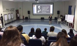 Giáo sư Trương Nguyện Thành và bộ trang phục gây tranh cãi.