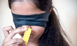 Kỳ lạ, cô gái 11 tuổi ngửi được màu sắc