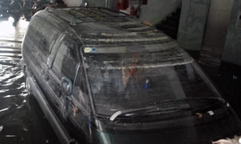 Bùn đất bám đầy ôtô trong tầng hầm một ngân hàng ở Phú Nhuận. Ảnh: Sơn Hòa/VnExpress