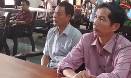 Ngư dân Trần Văn Liên (áo trắng, bên trái) cùng luật sư tại phiên tòa xét xử sơ thẩm. Ảnh H. Văn.