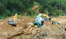 Một vụ sạt lở đất tại huyện Phước Sơn.