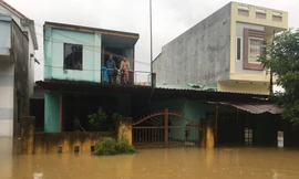 Nhà cửa ở huyện Hòa Vang bị nước lũ bủa vây. Ảnh: Thanh Trần.