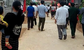 Người dân kéo đến nhà bà Đào để đòi nợ.