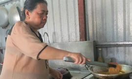 Bà Ly cho biết, sẽ tiếp tục nấu cơm phát cho người nghèo và cư dân ở chung cư Carina đến khi con dâu và cháu nội mất được 49 ngày. Ảnh: Phan Thân.